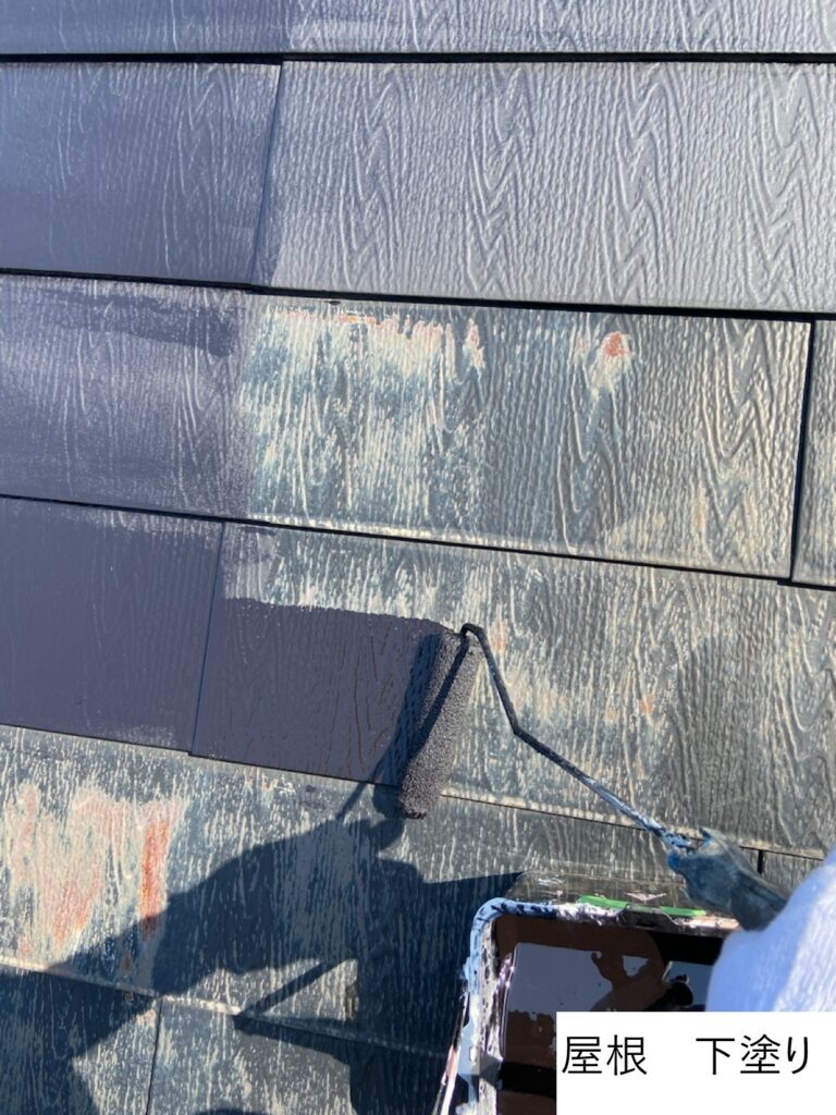 屋根の下塗りを行います。<br />
1液ユメロックルーフ<br />
は、独自技術により通常シリコンを超える優れた耐候性を備え、 塗りたての美しさを長期間保つことができます。